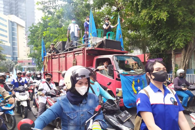 Tuntut kenaikan UMK, ribuan buruh di Surabaya aksi lagi