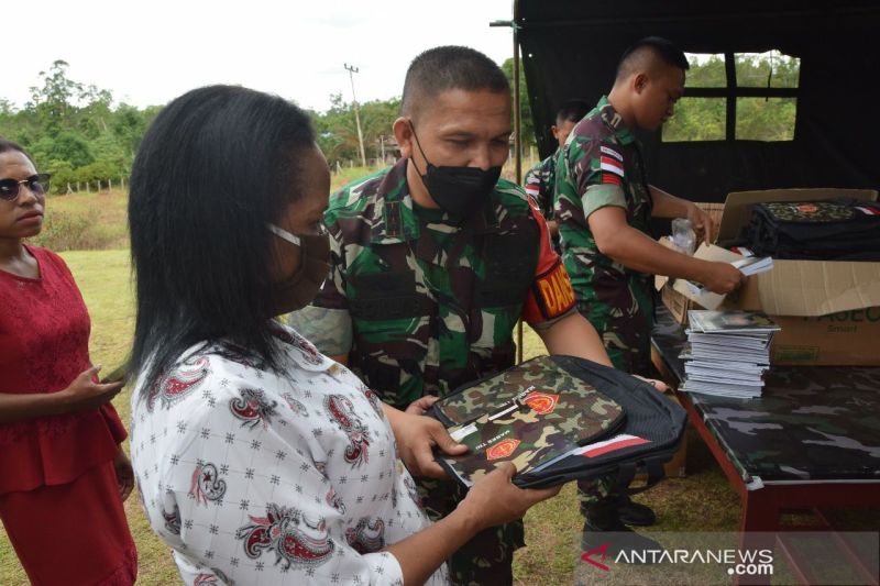 Satgas TNI Yonif 123 bagikan pakaian dan tas warga perbatasan RI-PNG