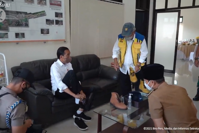 Ke Trenggalek, Presiden Jokowi bujuk Menteri PUPR beli sepatu