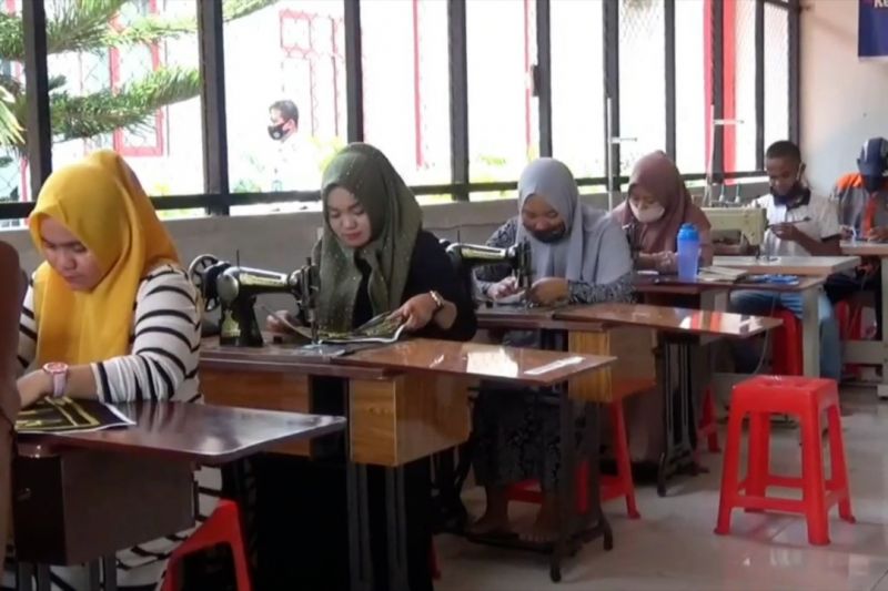 Kreativitas warga binaan merajut tas bordir Aceh