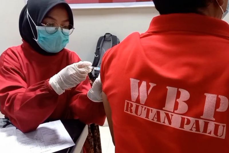 Polda Sulteng vaksinasi napi dan tahanan di Rutan Palu