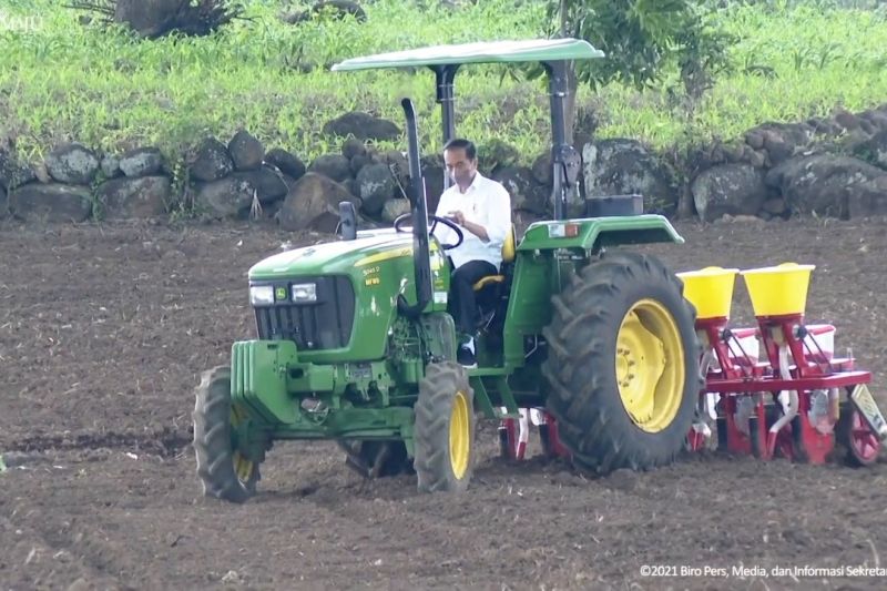 Tanam jagung di Jeneponto, Presiden kendarai traktor