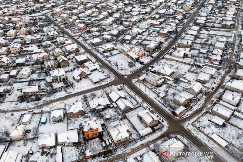 Salju menutup permukiman di Simferpol Rusia
