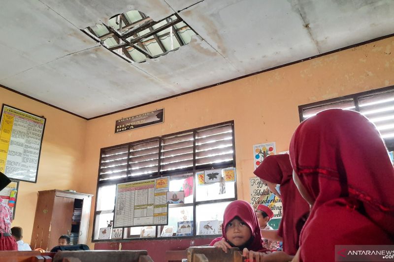 Genteng dan plafon sekolah di Tangerang jebol akibat diterjang angin