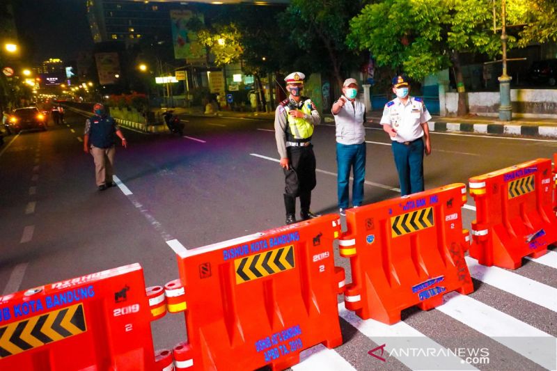 Polisi tutup 10 jalan raya di Bandung saat malam tahun baru
