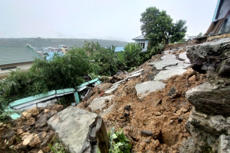 Dua rumah warga di Kabupaten Manokwari tertimpa longsor