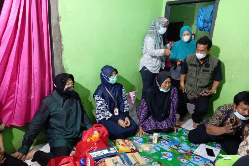 Risma jenguk anak penyandang disabilitas korban kekerasan di Sukabumi