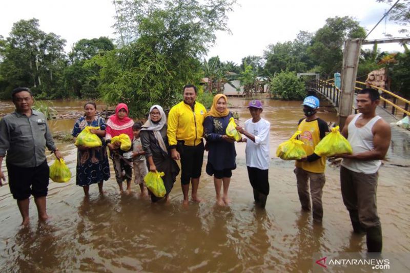 Anggota DPR bantu seribu paket sembako ke warga terdampak banjir HST
