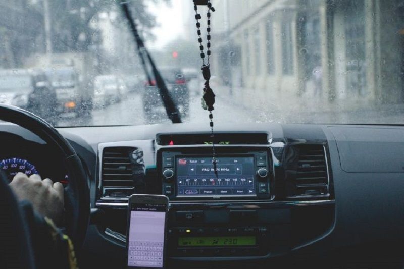 Enam tips berkendara aman di musim hujan