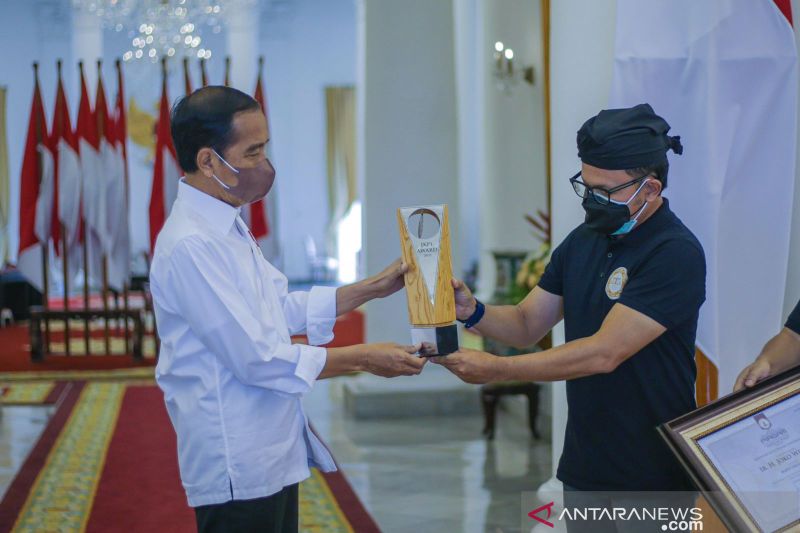 Presiden Jokowi mendapat Anugerah Bakti Utama Pusaka
