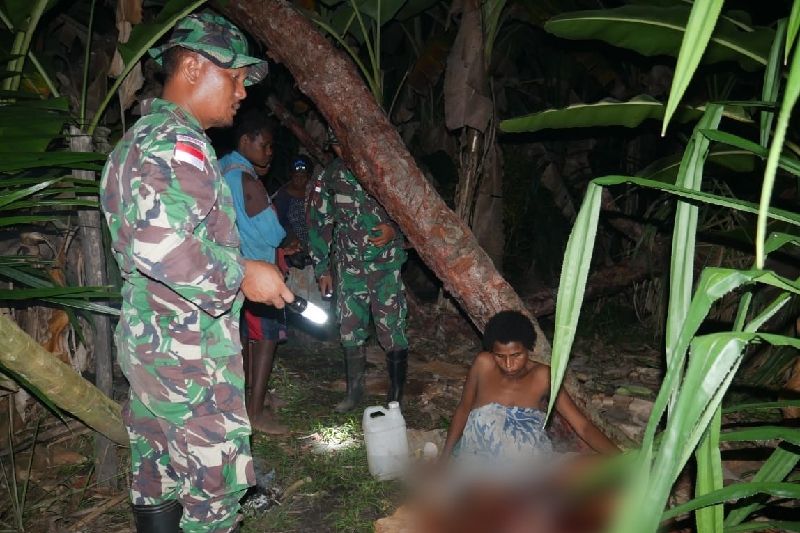 Satgas TNI bantu persalinan warga perbatasan di hutan Papua