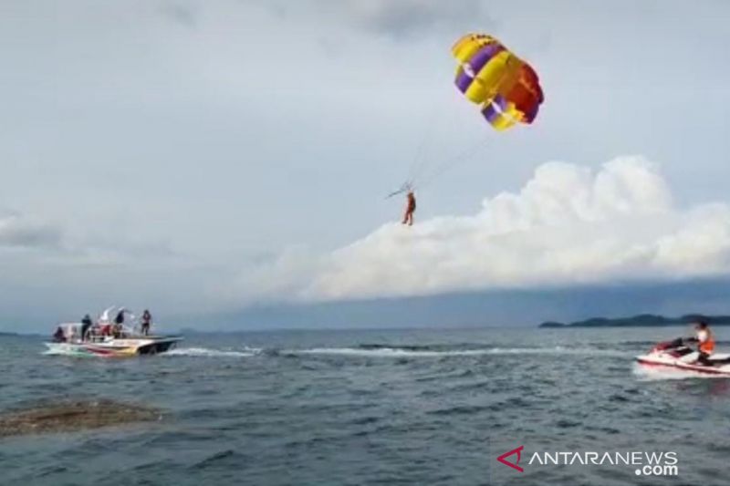 TNI AU gelar latihan parasailing penyelamatan diri di perairan