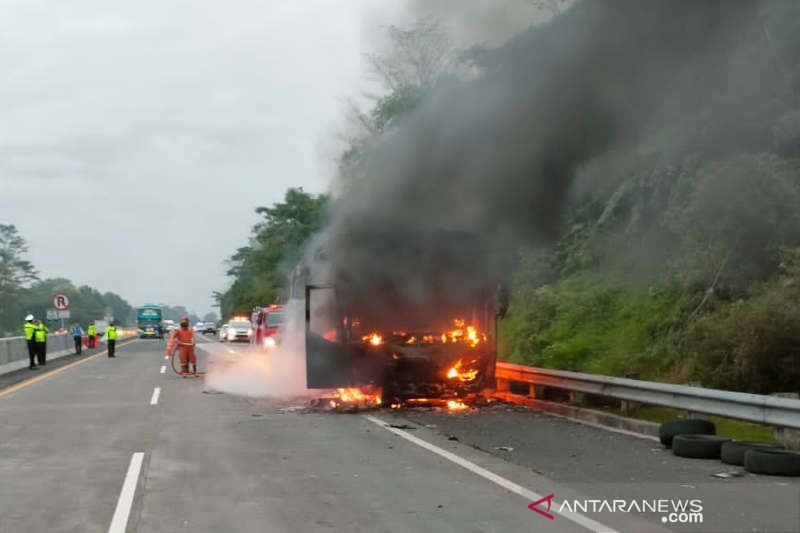 Bus terbakar di km 433 Tol Semarang-Solo
