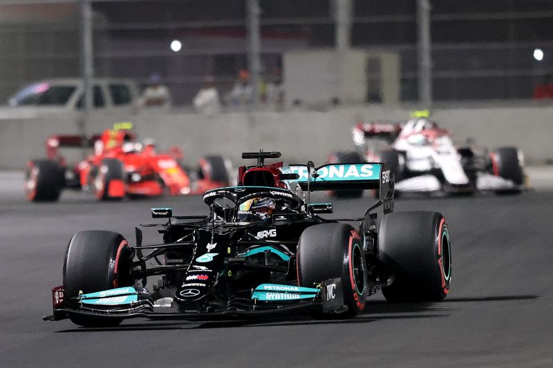 Hamilton tercepat di FP2 GP Arab Saudi, Leclerc kecelakaan
