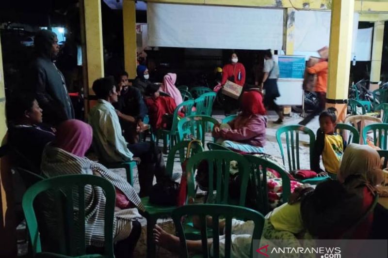 Puluhan warga terdampak Semeru mengungsi di Balai Desa Sumberwuluh