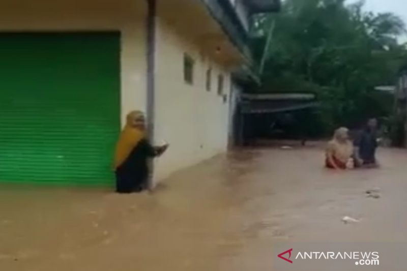 Warga Pulau Kangean Sumenep dilanda banjir