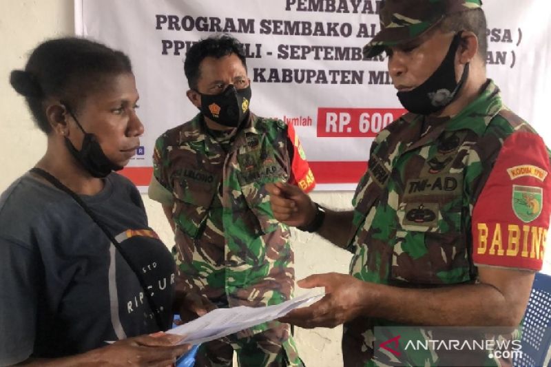 TNI/Polri dampingi penyaluran BLT untuk warga Mimika Papua