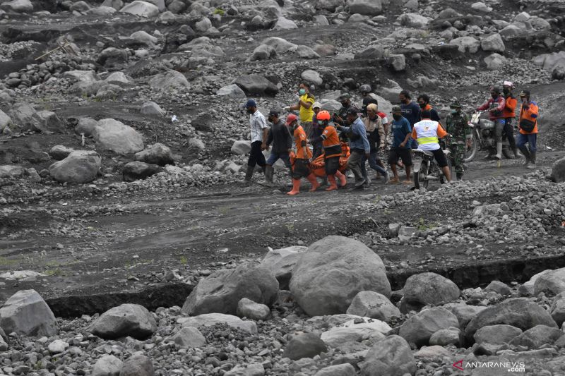 15 warga meninggal akibat terjangan awan panas guguran Gunung Semeru