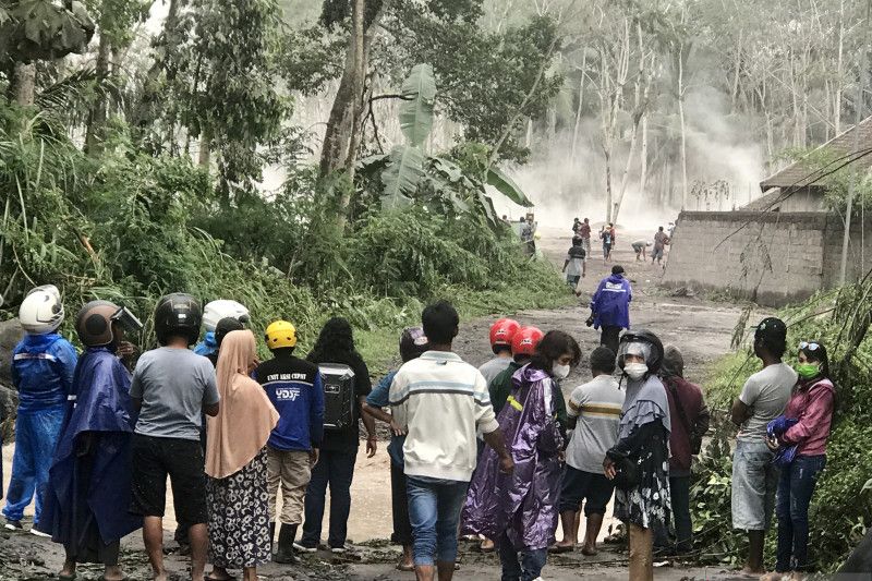 Tempat evakuasi korban Semeru jadi tontonan warga