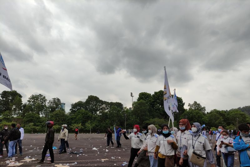 Buruh Batam kenakan masker berunjuk rasa tuntut revisi UMP dan UMK