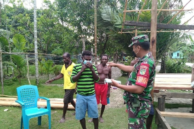 TNI edukasi prokes dan membagikan masker ke warga Iwaka Mimika Papua