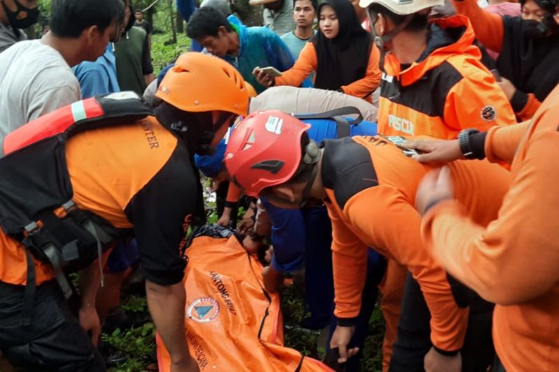 Pos TNI AL Pinrang temukan warga hanyut terbawa arus sungai