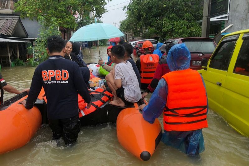 Tim gabungan evakuasi warga terdampak banjir16 titik di Makassar