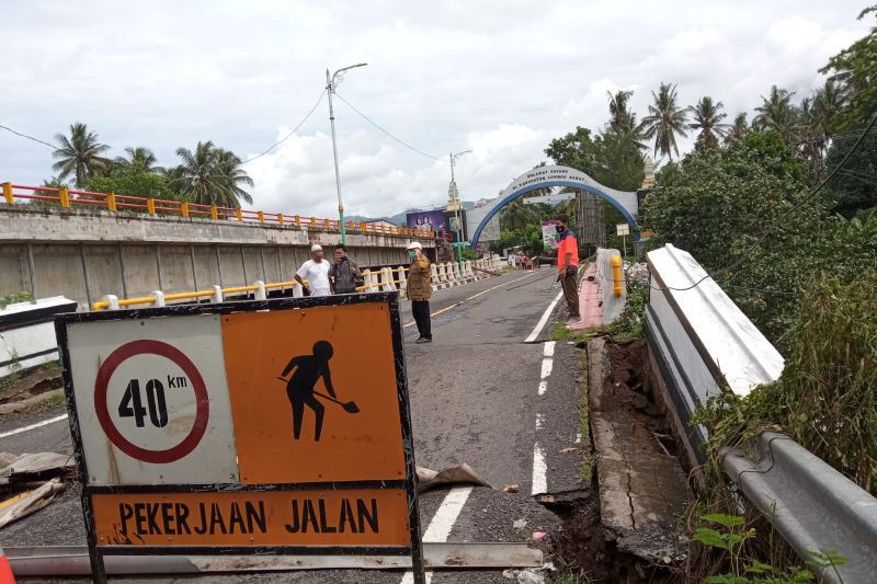 Jembatan Meninting patah akibat tak kuat menahan banjir bandang