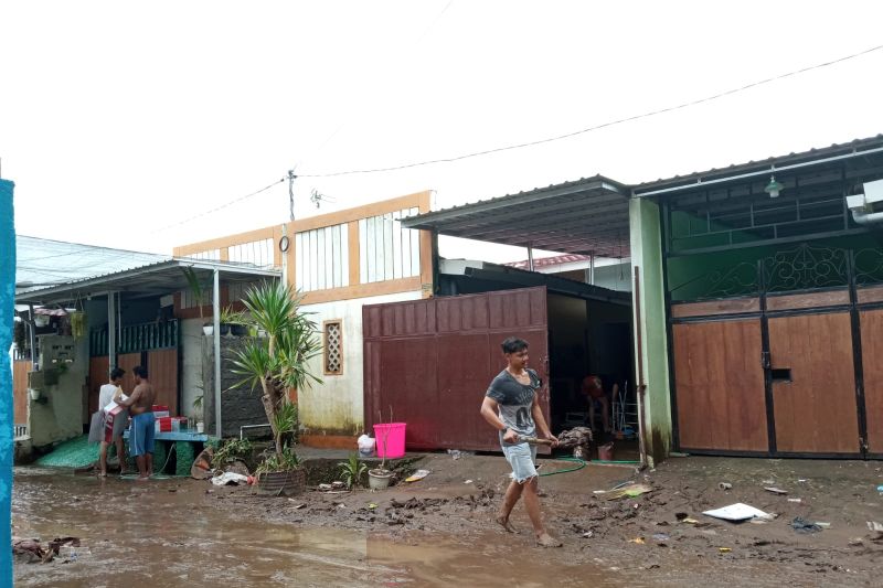 Warga di Ranjok Lombok Barat mulai bersihkan lumpur dari rumah