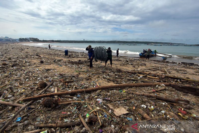 Lautan sampah di Pantai Kedonganan Bali