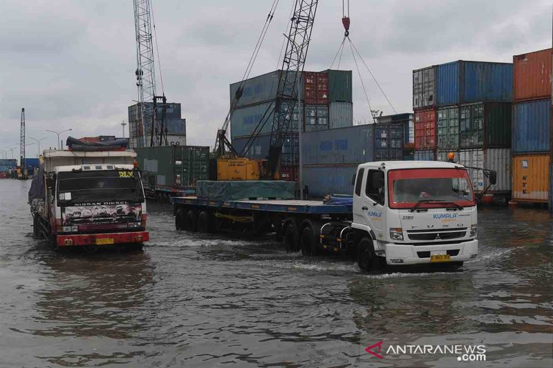 Bongkar muat di Pelabuhan Sunda Kelapa terkendala rob