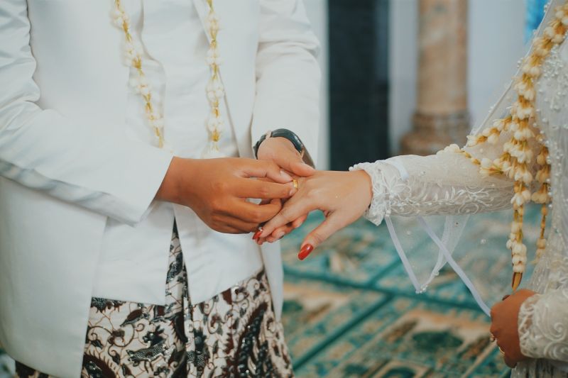 cinta-beda-usia-keunggulan-tantangan-menikah-dengan-pria-lebih-tua