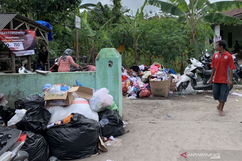Tumpukan sampah jadi masalah di tempat pengungsian warga