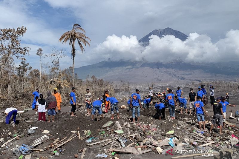 Warga Ngantang bantu pencarian harta benda korban letusan Semeru