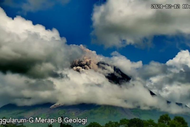 Gunung Merapi luncurkan awan panas guguran sejauh 2.000 meter ke barat daya