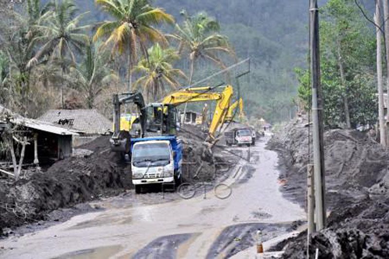 Pembersihan jalan nasional terdampak Semeru