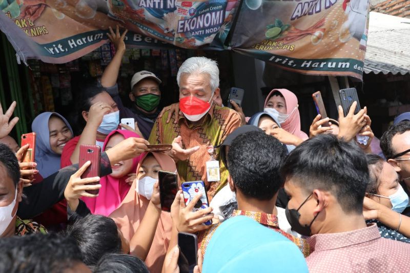 Ganjar dikerubuti warga saat dampingi Presiden kunker ke Blora