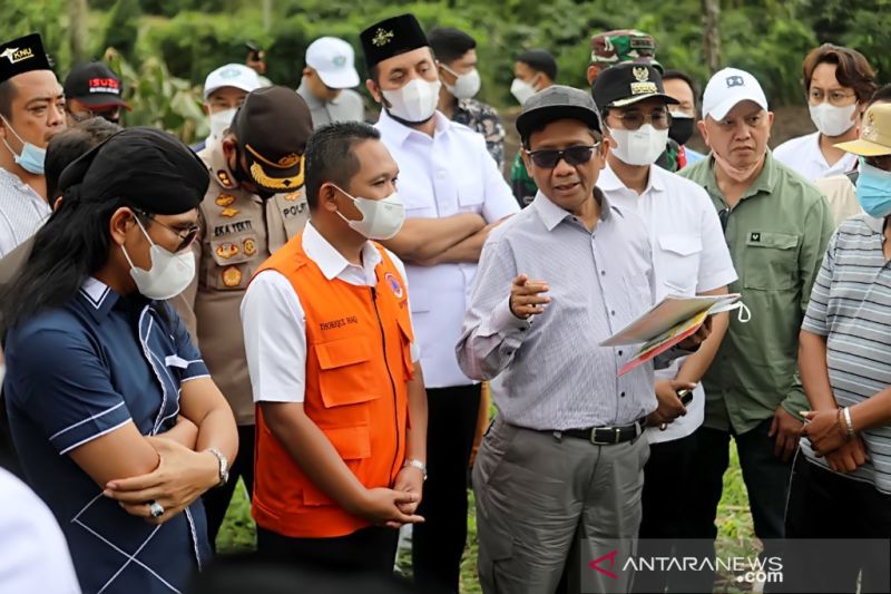 Menkopolhukam awali pembangunan huntara warga terdampak Semeru