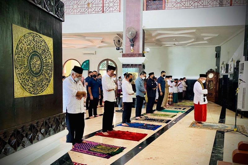 Presiden Jokowi salat Jumat di Masjid Agung Baiturrahman Ngawi