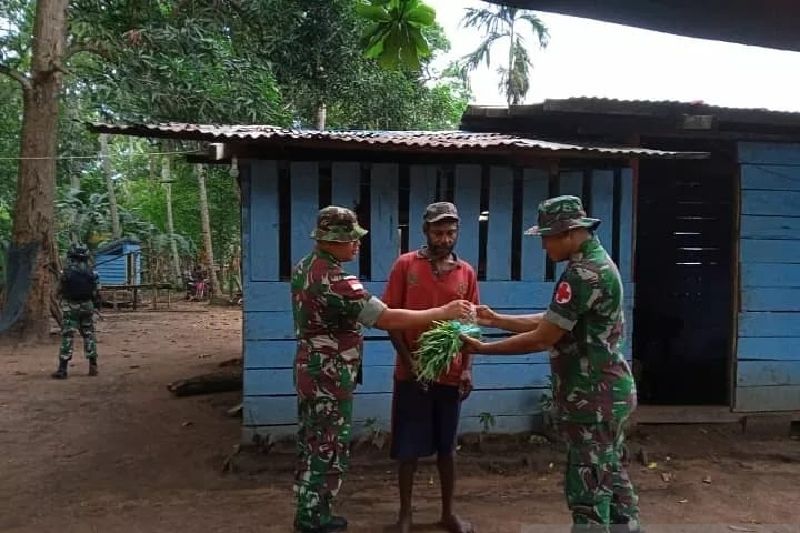Satgas TNI Yonif 123 bagi sayuran ke warga di perbatasan RI-PNG