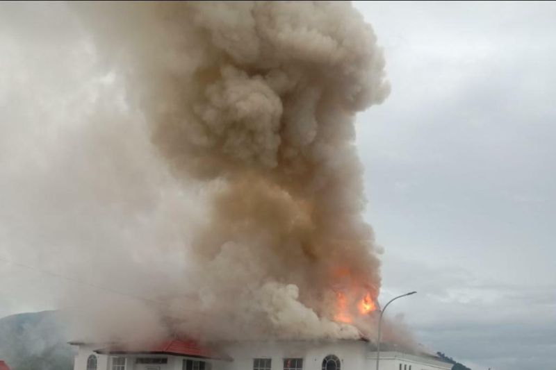 Upaya pemadaman Gedung Kantor Inspektorat dan Diskominfo Natuna