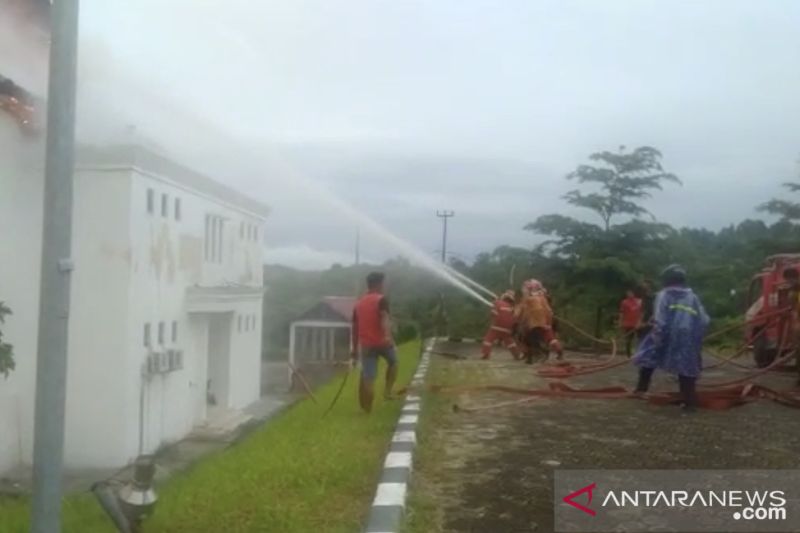 Upaya pemadaman Gedung Kantor Inspektorat dan Diskominfo Natuna