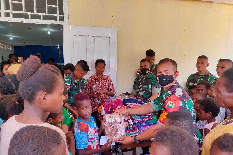 Satgas TNI Yonif 123 bagikan pakaian Natal untuk warga perbatasan RI-PNG
