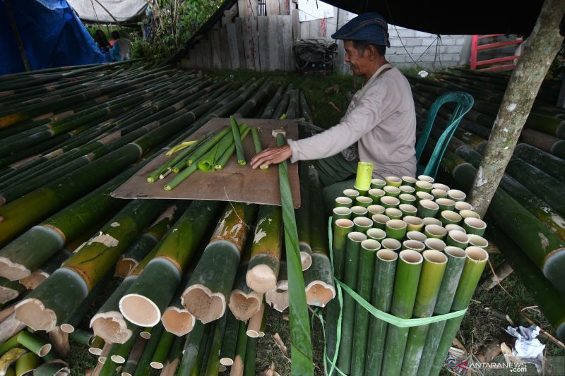 PENJUALAN CANGKANG NASI BAMBU JELANG NATAL