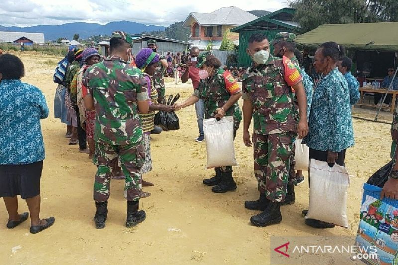TNI bagikan bahan sembako gratis kepada warga Enarotali di Paniai