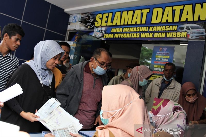 ANTREAN PANJANG SAMSAT KENDARI HINGGA WARGA MEMILIH PULANG