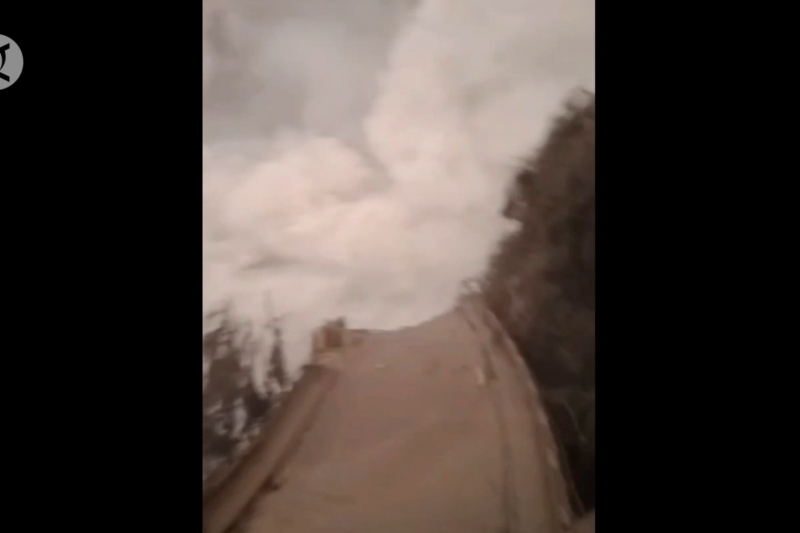 Jembatan penghubung Lumajang-Malang terputus erupsi Gunung Semeru