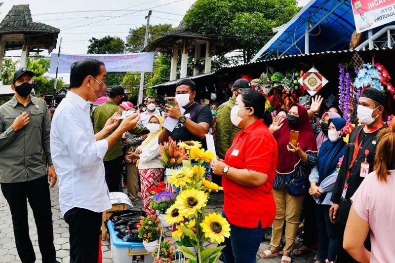 Presiden ingatkan para pedagang pasar disiplin protokol kesehatan