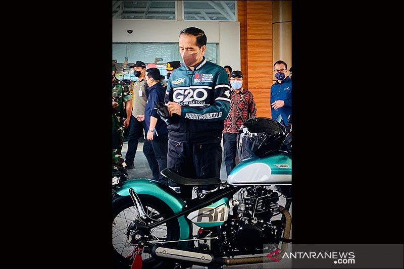 Presiden Jokowi mengendarai sepeda motor menuju ke Sirkuit Mandalika