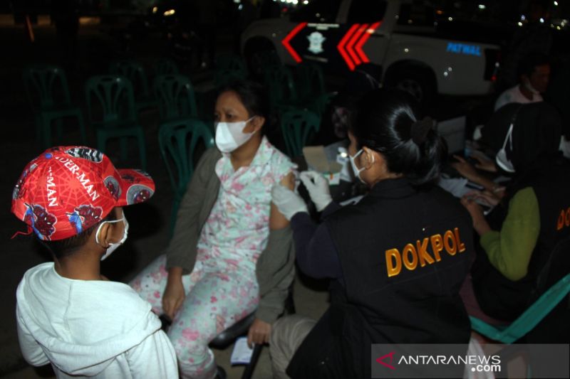 Razia vaksin malam hari di Dumai